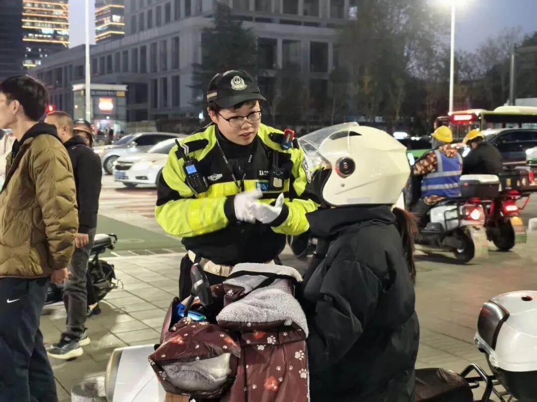 “百日行动”交警在街头查处违法行为。