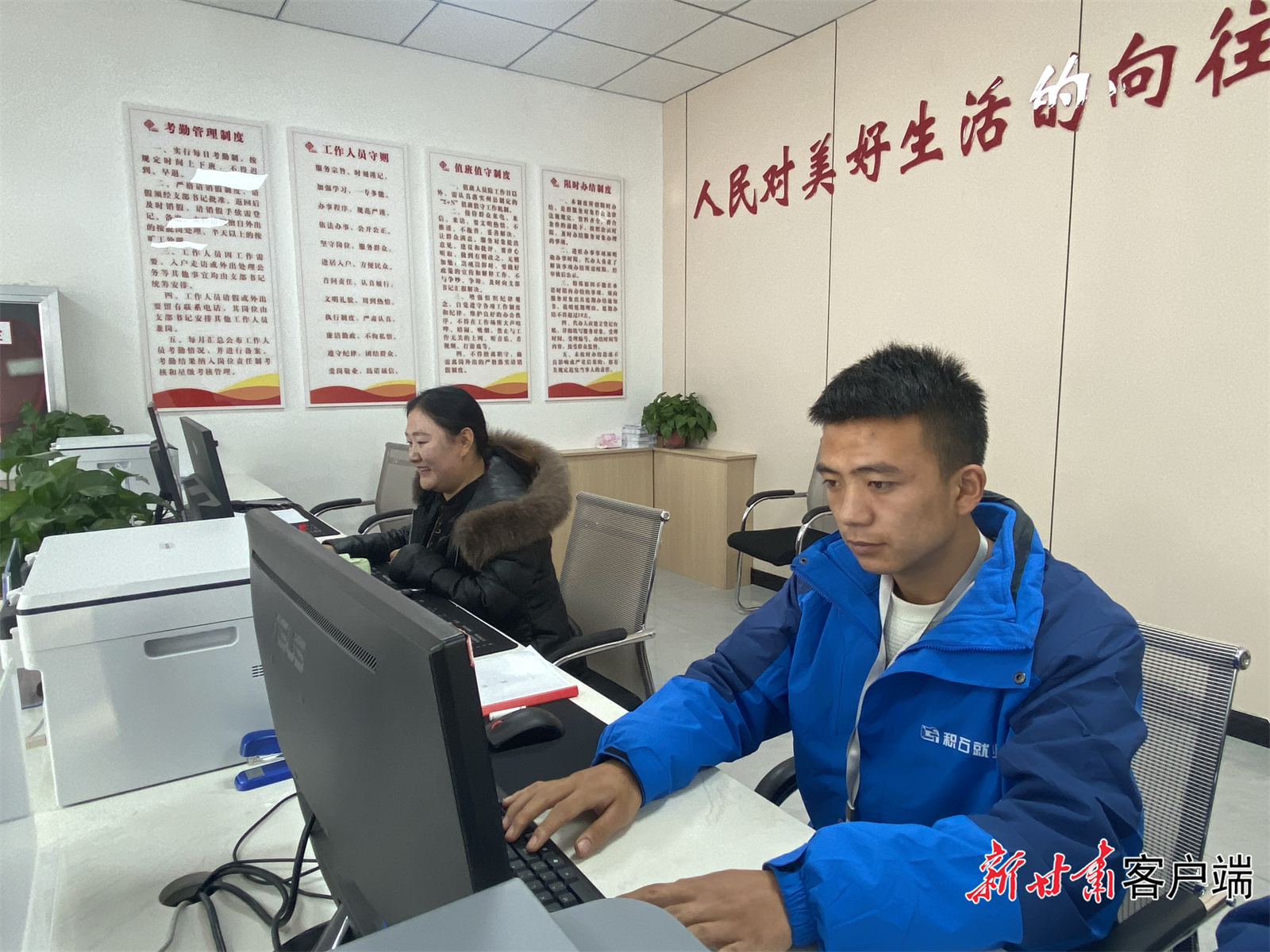 胡林家乡高关村集中安置点朝阳社区零工驿站工作人员为群众搜集岗位信息（资料图）　新甘肃&middot;甘肃日报记者　王虎　摄