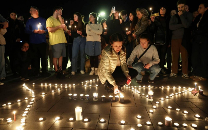 ▎人们在特拉维夫点燃蜡烛,声援悉尼邦迪海滩犹太社区枪击事件的遇难者。(图源:EPA)