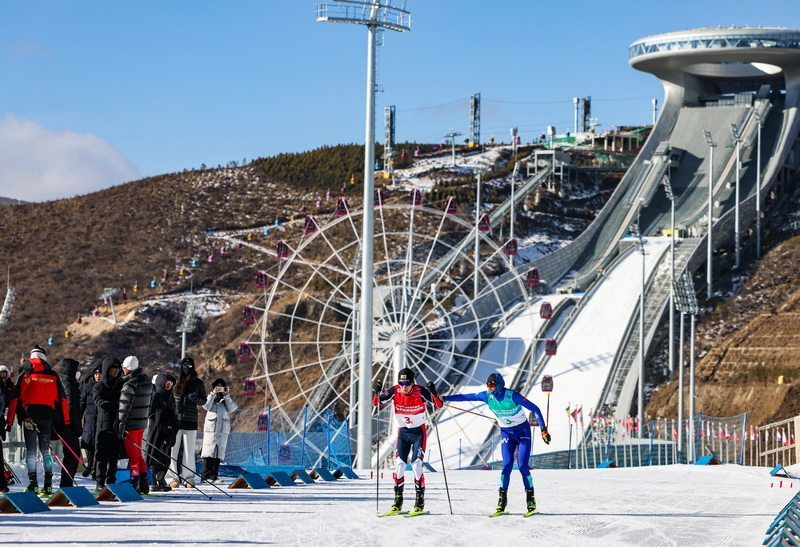 12月19日，河北选手刘一飞（右二）与王誉达（右一）在越野滑雪接力比赛中。
