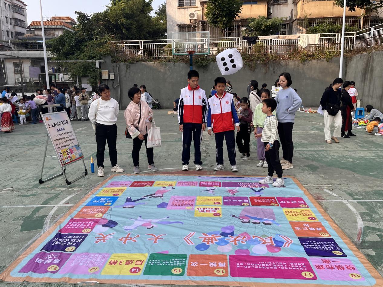 乐群社区“普法集市”趣味开集 民法典知识“典”亮居民生活
