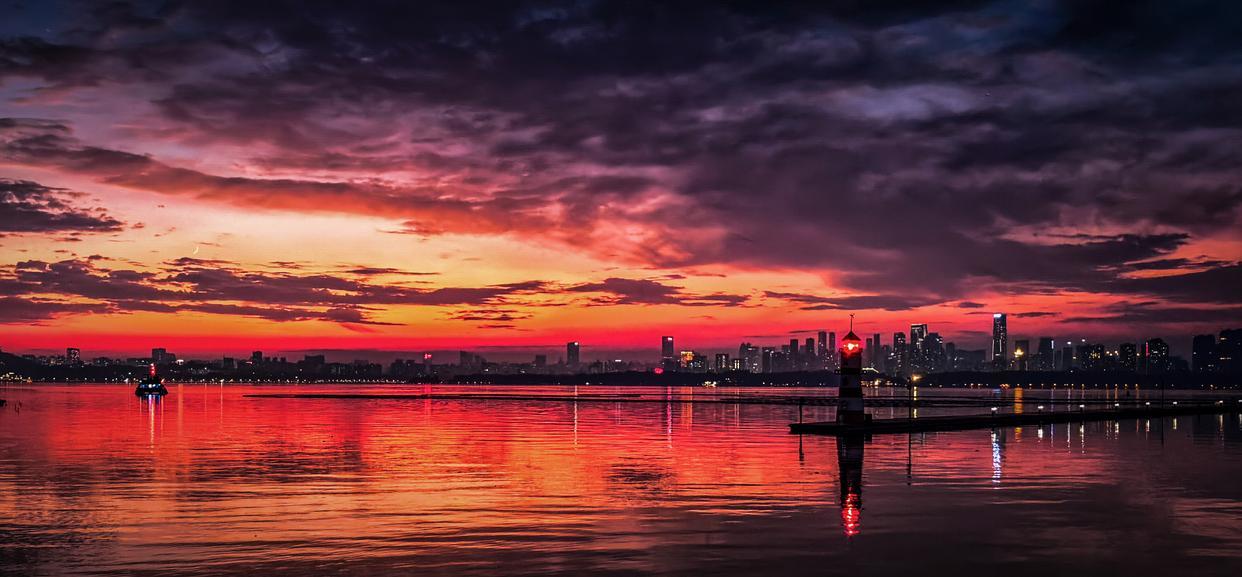 11月22日在武汉市东湖风景区拍摄的晚霞。新华社记者 沈虹冰 摄