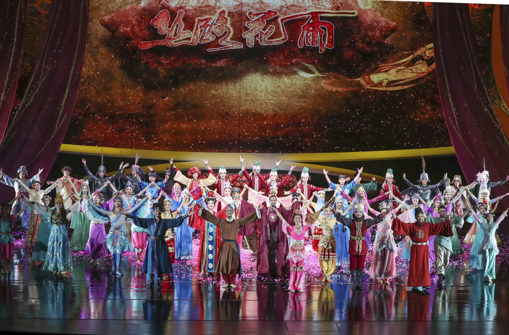 2025年9月20日晚，在敦煌大剧院，演员在新版《丝路花雨》演出结束后返场谢幕。新华社记者　郎兵兵　摄