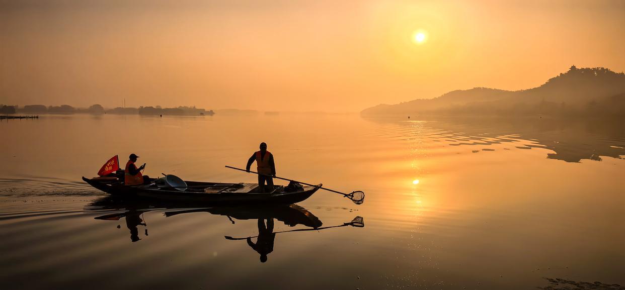 11月16日,工作人员在武汉市东湖风景区进行清漂作业。新华社记者 沈虹冰 摄
