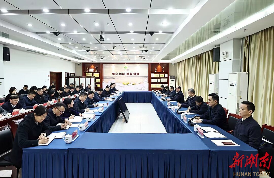 毛伟明主持召开座谈会。