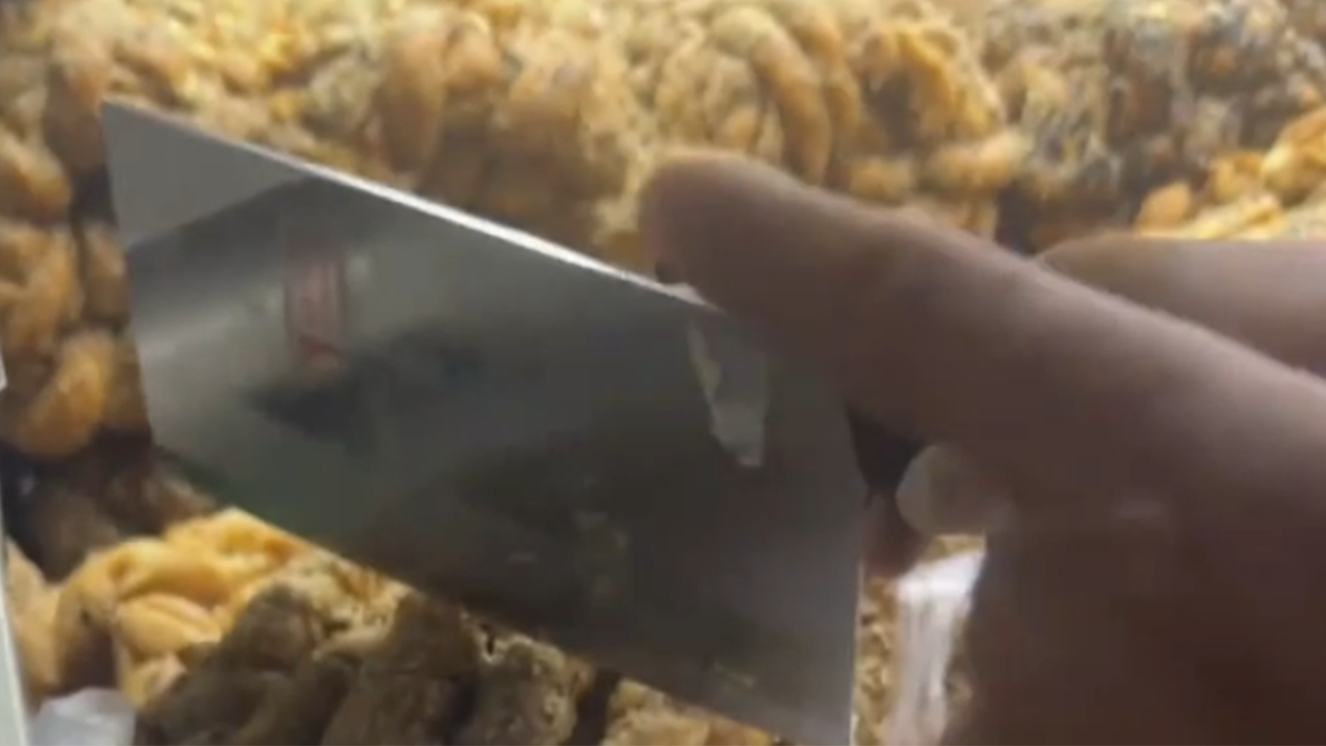 另类“切糕”！女生在路边买38元一斤的麻花，上称前的摊主：“这没多少钱”，上称后160多块……