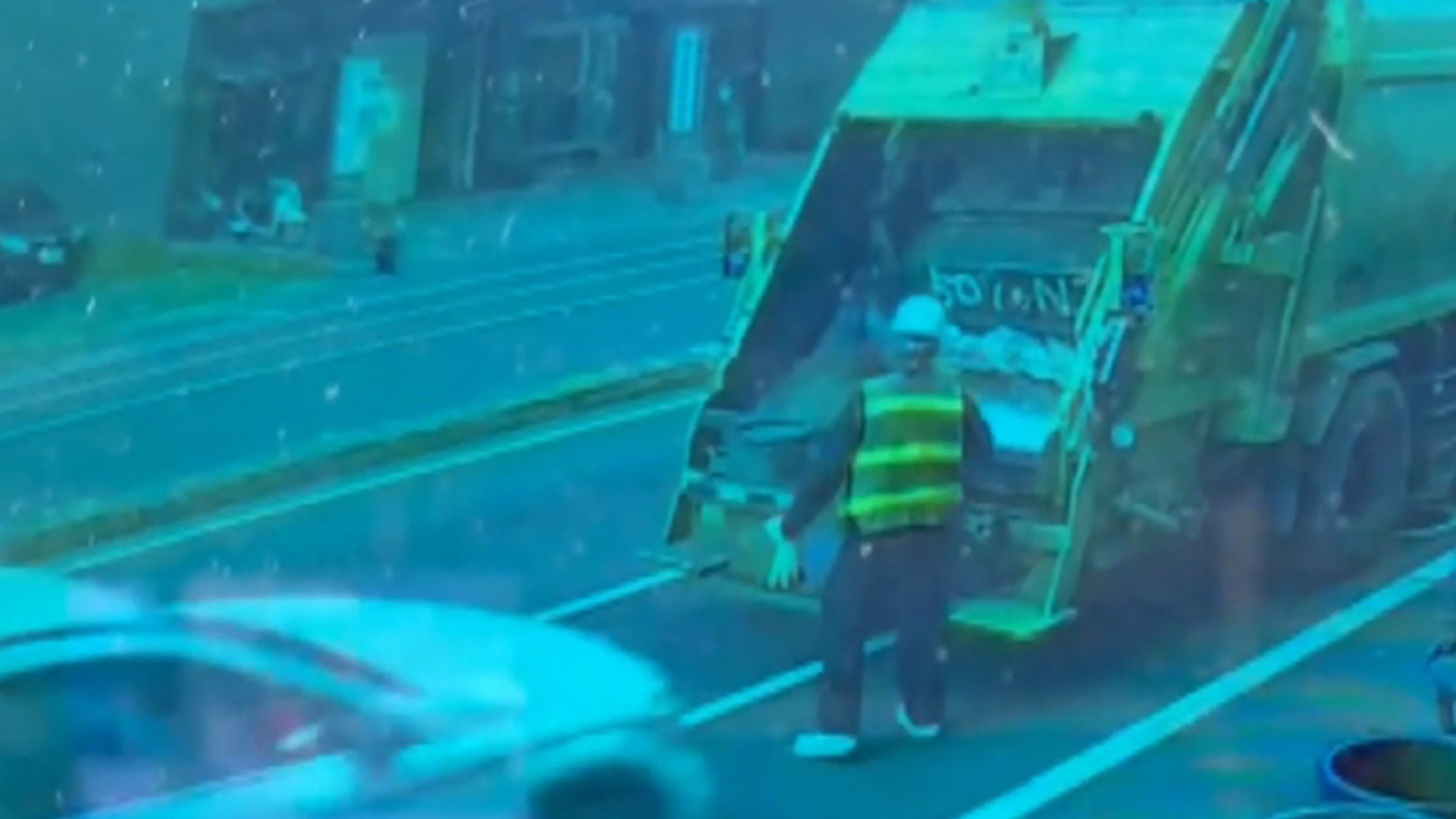 台湾网红餐厅老板醉驾直冲环卫车，23岁环卫女工无辜被撞惨死，男友是环卫车司机，目睹惨状崩溃大哭