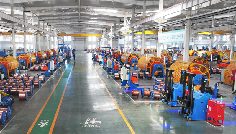 11月26日,在宁晋县贾家口镇高端智能制造产业园,鑫荟达高端智能制造共享车间工人在生产线巡检。