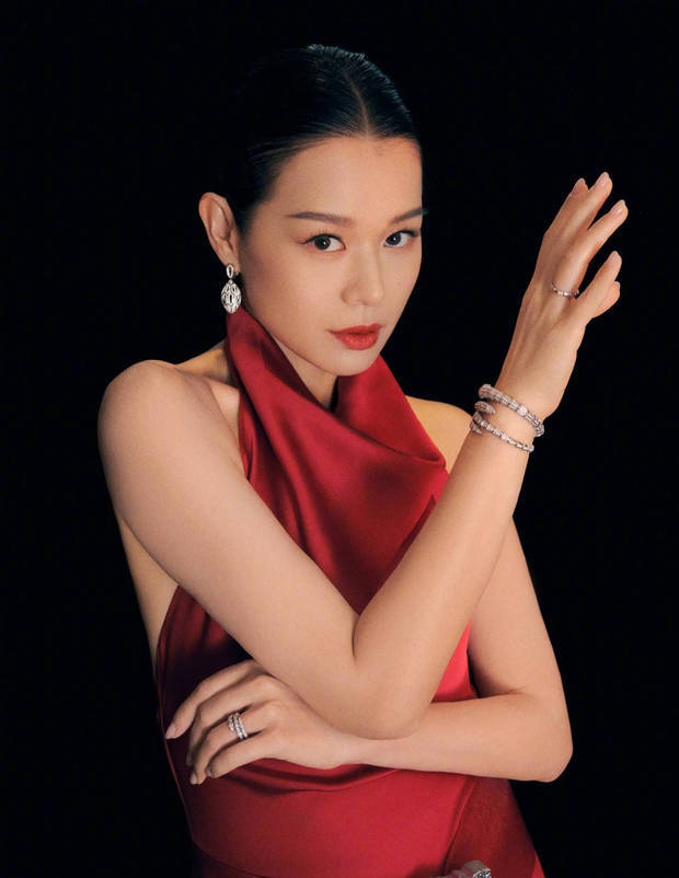 搜狐娱乐讯 近日，一组胡杏儿穿红色礼服的美图曝光。