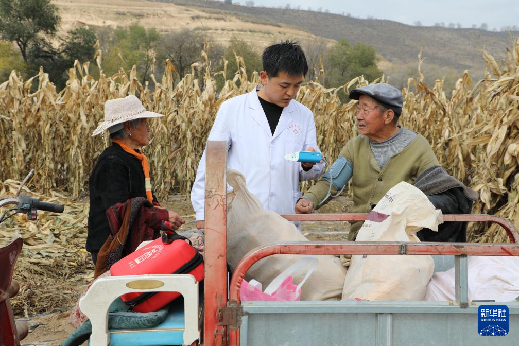 11月11日,王鑫来到玉米地为群众测量血压。新华社记者 梁军 摄