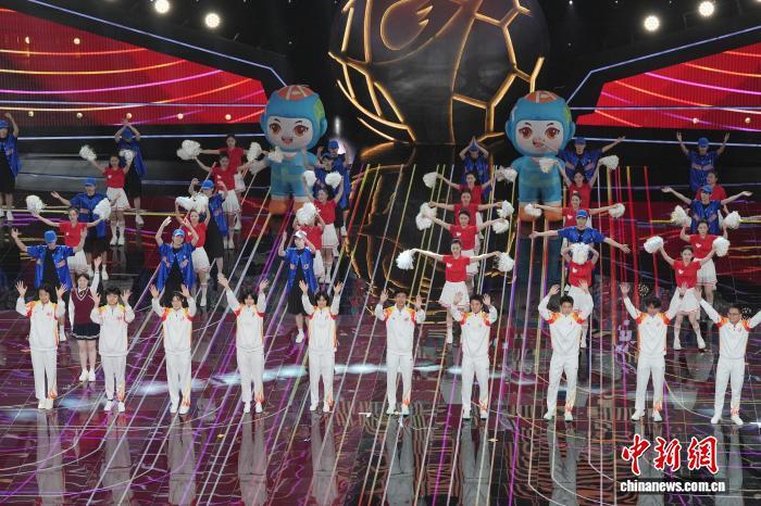 2024年11月20日，中华人民共和国第一届青少年三大球运动会开幕式在湖南省长沙市贺龙体育馆举行。图为湖南代表团出场亮相。记者 杨华峰 摄