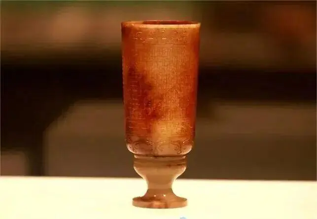 秦&middot;勾連云紋玉杯出土于西安阿房宮遺址，是迄今為止較早的玉高足杯藏于西安博物院