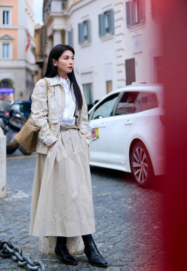 刘涛漫步街头,状态惬意。