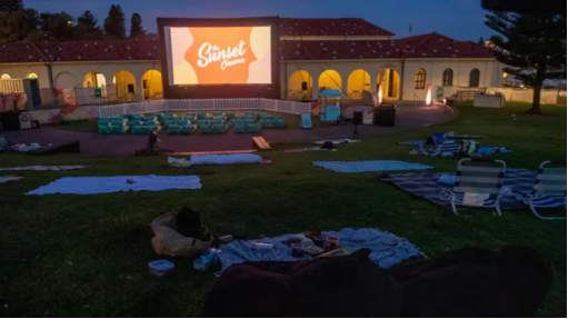 ▎在枪击事件引发紧急疏散后,邦迪海滩旁边一处露天电影院空无一人,只剩下观众留下的野餐垫等杂物。(图源:EPA)