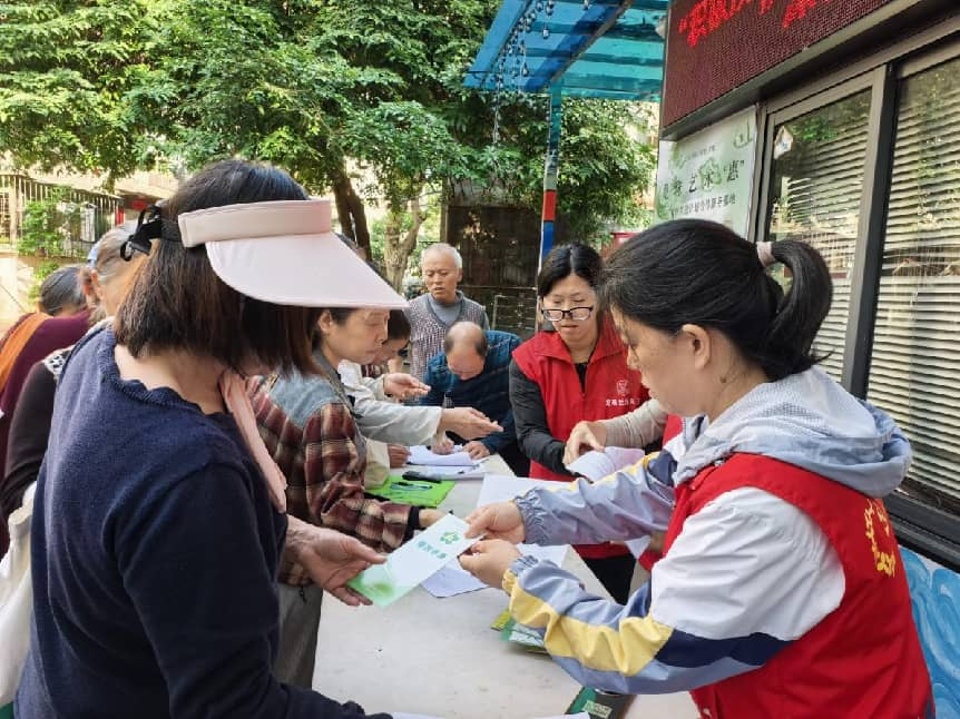 工作人员向现场居民介绍适老化提速政策