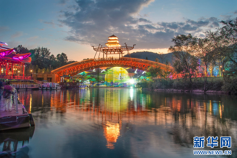 图为恩施龙船水乡景区夜景 （2025年7月3日拍摄）吴迪摄 新华网发 （湖北交投集团供图）