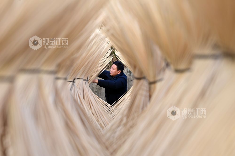 2025年12月16日，江西省宜春市万载县仙源乡仙源村村民在晾晒加工好的竹丝。