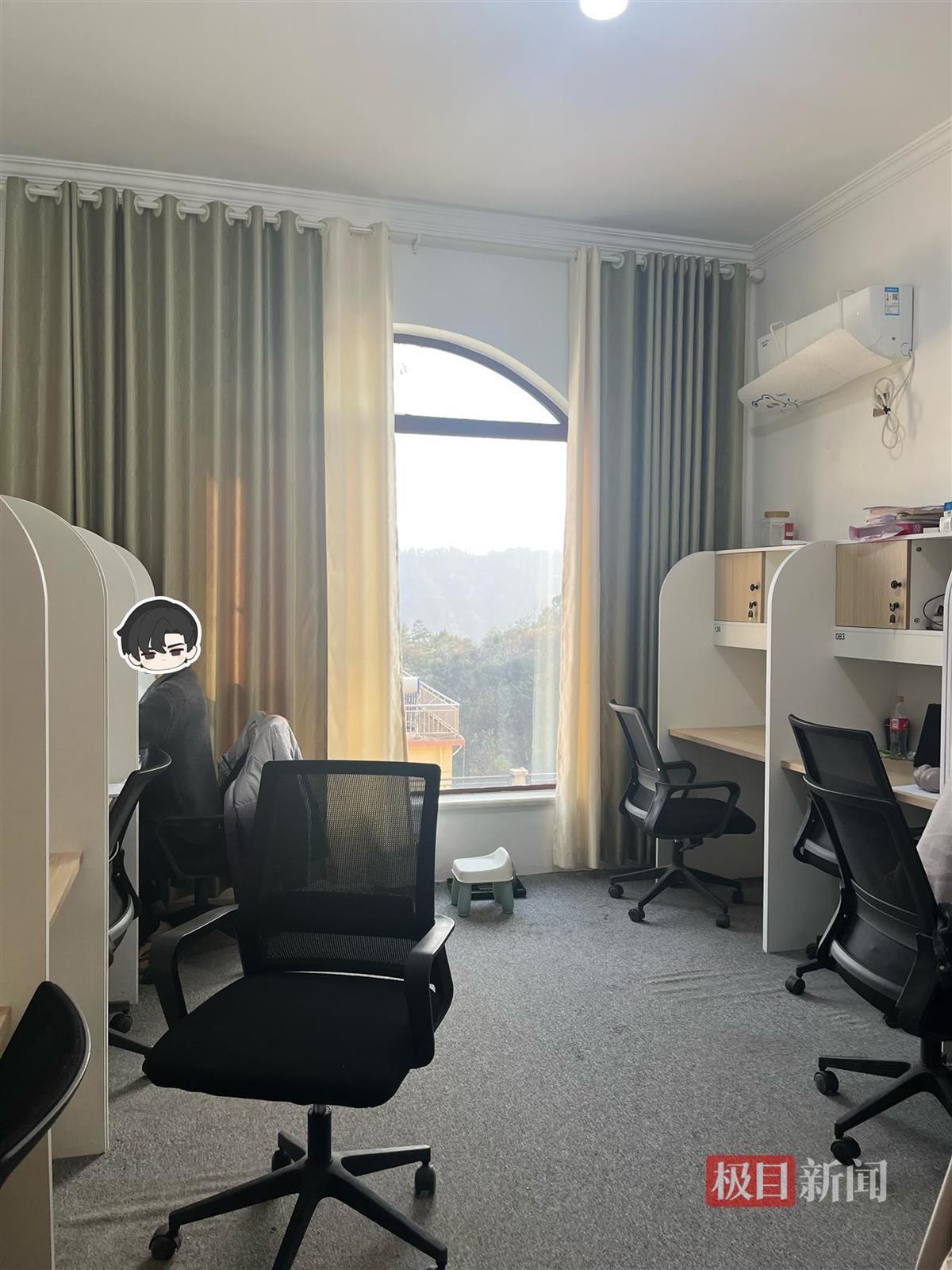 學生在認真復習