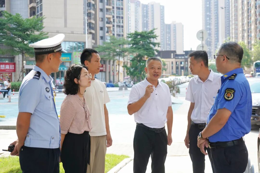 当天,乐平镇各部门代表与学校、物业代表实地查看工程竣工情况,并围绕后续管理维护开展交流