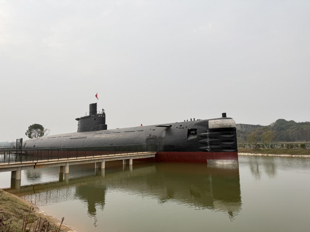 南昌军事主题公园重武器展示区的潜水艇。澎湃新闻记者 王洛伊 图