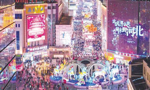 近日,游客在石家庄湾里庙步行街游玩。本报记者 史晟全摄