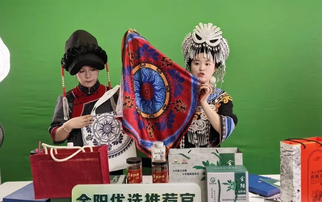 (圖為直播帶貨現(xiàn)場)