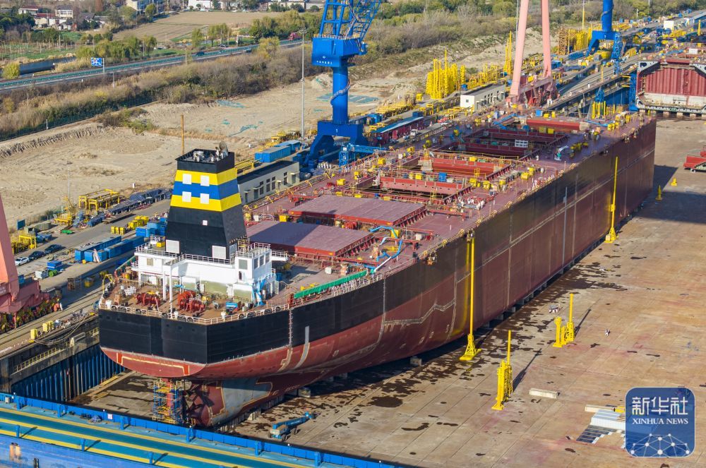 ↑ 这是12月14日拍摄的位于江苏省江都经济开发区的扬州中远海运重工有限公司生产厂区（无人机照片）。新华社发（任飞摄）