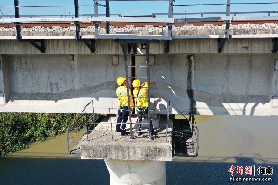 海南铁路海口综合维修段推进铁路桥梁隐患排查整治。海口综合维修段 供图