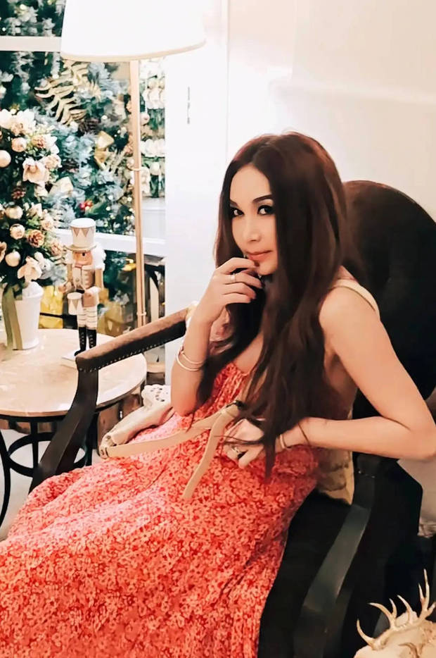 温碧霞一袭红裙明媚动人。