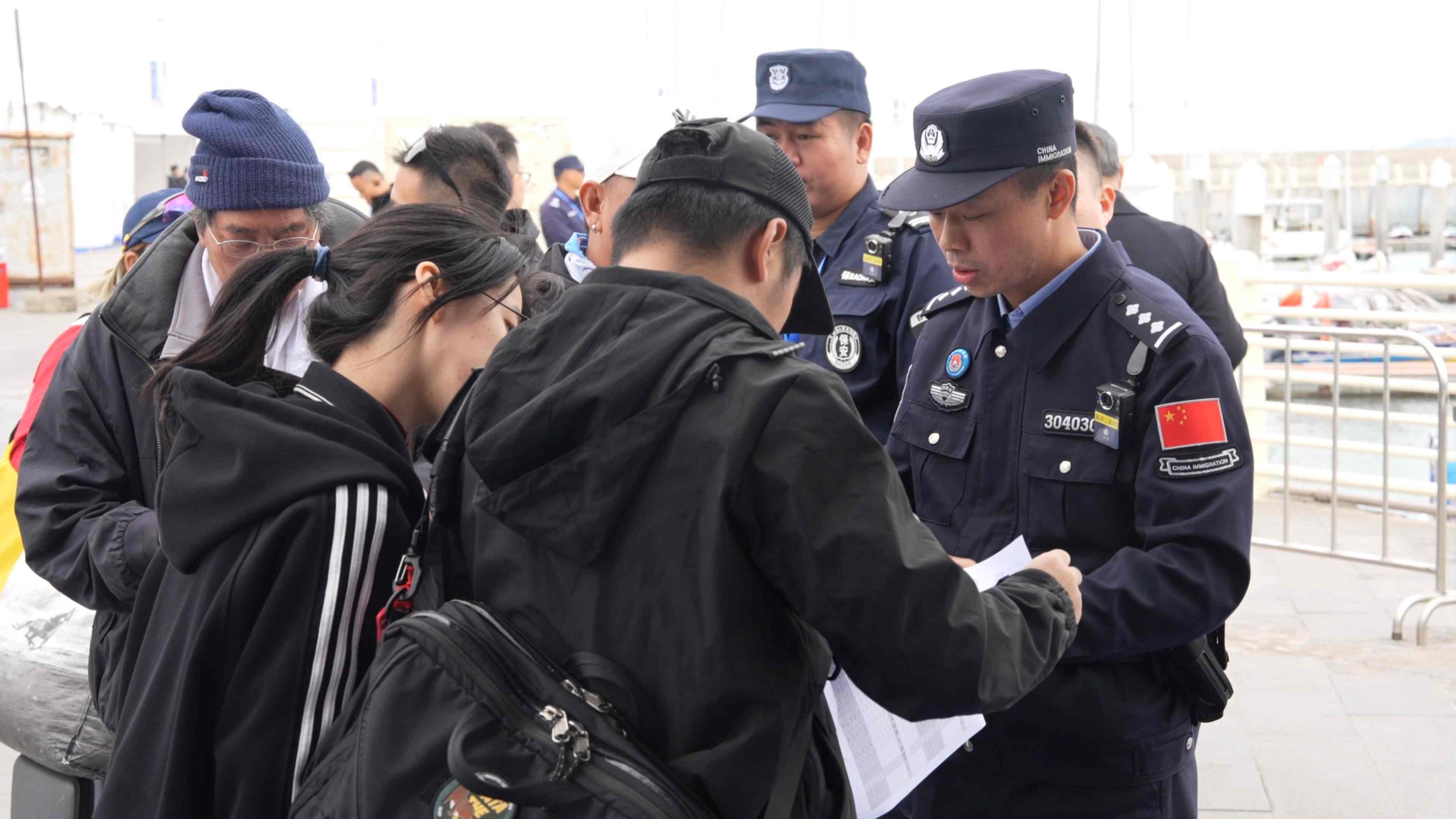 风帆过处，藏蓝身影忠诚守护 深圳边检总站盐田边检站全力保障中国杯帆船赛