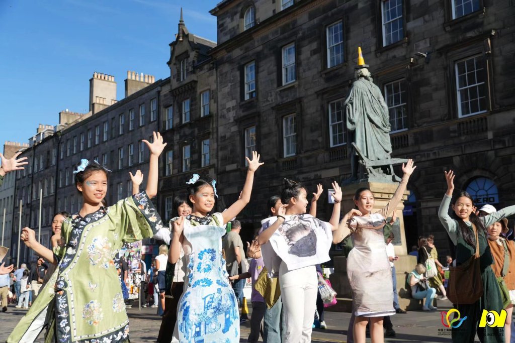 中国上海国际艺术节青少年艺术团在爱丁堡街头