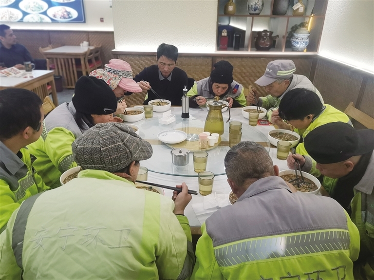 环卫工免费吃午餐