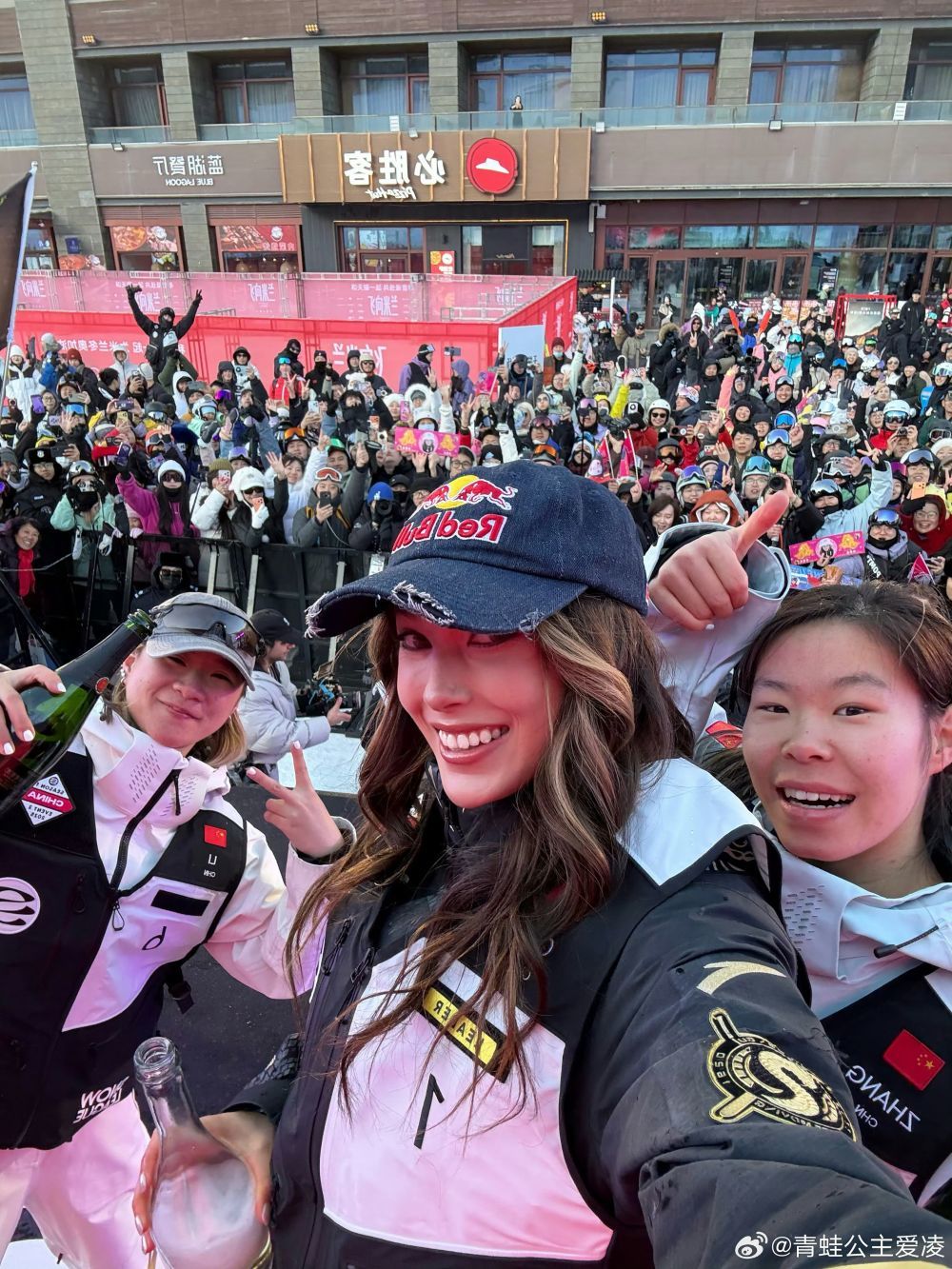 2025年12月6日，在张家口市崇礼区云顶滑雪公园举行的雪盟滑雪赛自由式滑雪U型场地技巧比赛中，中国队包揽女子组前三名：谷爱凌（中）夺得冠军，张可欣（右）、李方慧分列第二、三位。图为三人在赛后与雪场观众合影。图源：谷爱凌微博