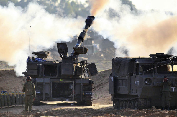 ▎2023年12月2日,在加沙地带和以色列边境地区以色列一侧,以军向加沙地带开炮。(图源:新华网)