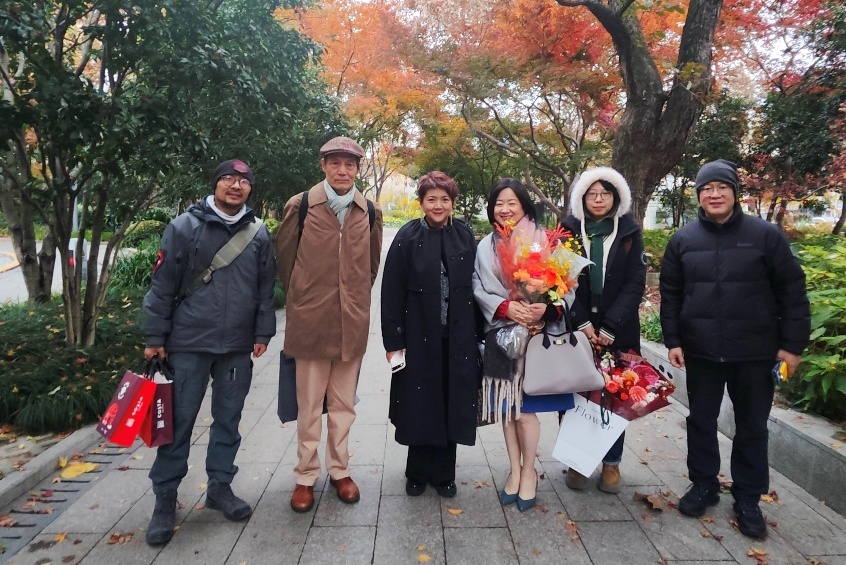 温迪雅与参加活动的嘉宾留影