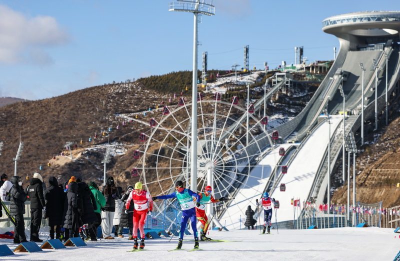 12月19日，参赛选手在越野滑雪接力比赛中。