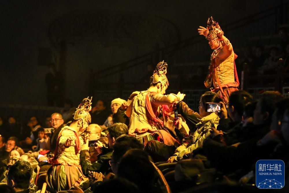 12月15日晚，游客观看大型洞窟式沉浸体验剧《乐动敦煌》。