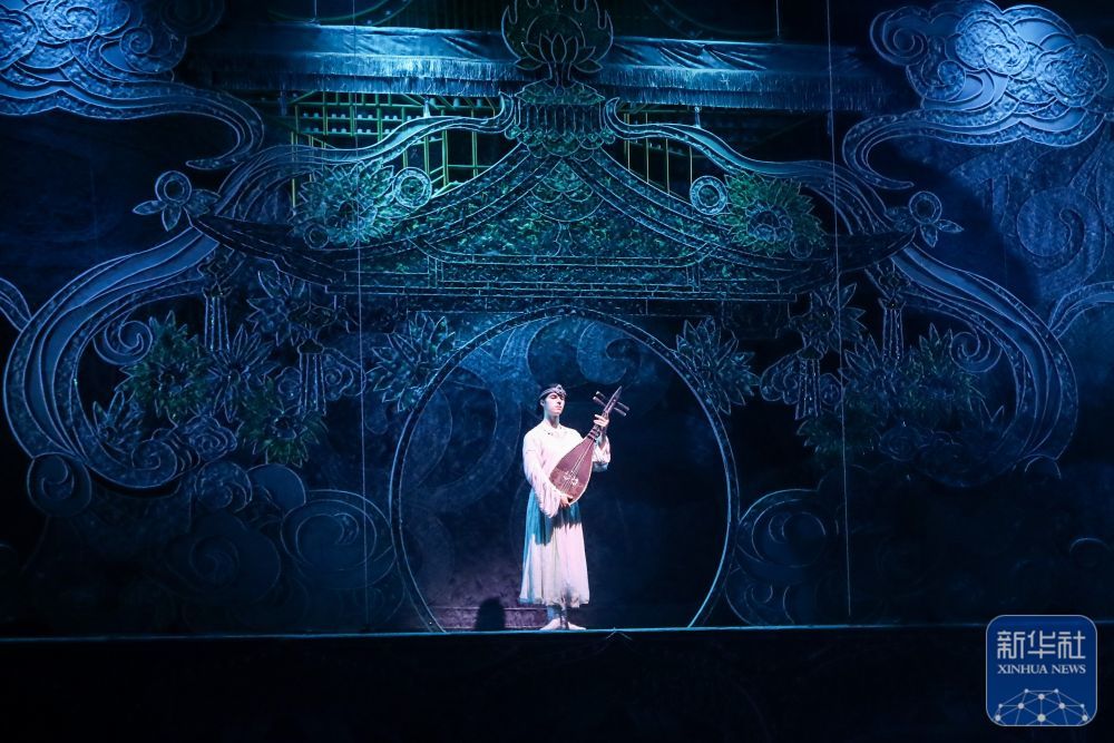 12月15日晚，演员在《乐动敦煌》中表演。