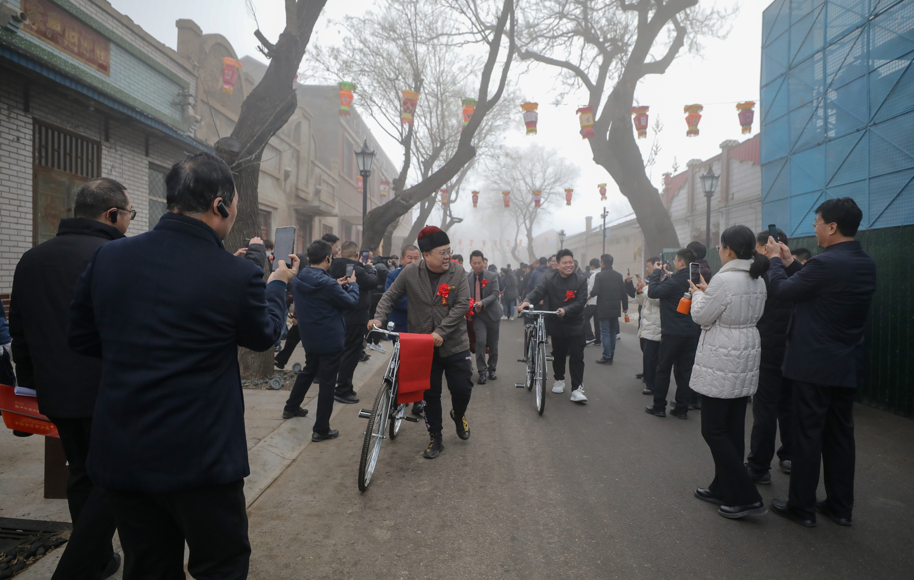 12月17日,冀州历史文化街区内,80 年代自行车婚礼沉浸式体验,传递节俭婚恋新理念。陈康 摄
