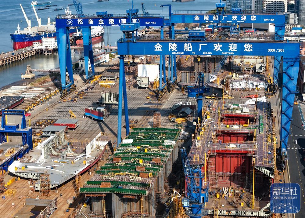 ↑ 12月15日，在江苏南京招商工业南京金陵船厂生产厂区，大型船舶在建造中（无人机照片）。新华社发（辛一摄）