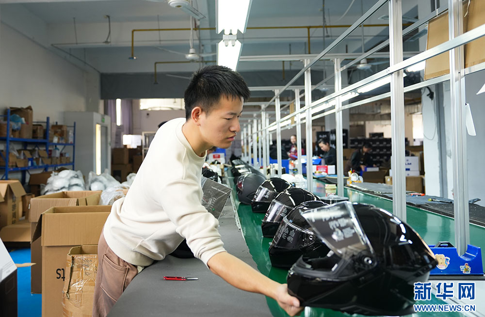 11月4日，湖北辉骅体育用品公司生产忙碌。新华网发 张琴摄