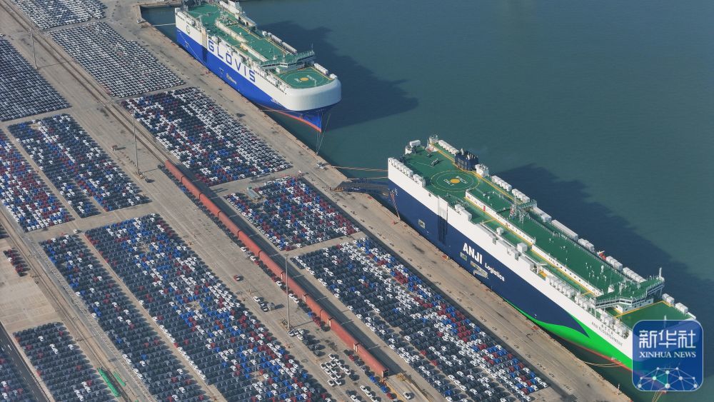 ↑ 12月15日，国产汽车在山东港口烟台港集结等待装船出口（无人机照片）。新华社发（唐克摄）