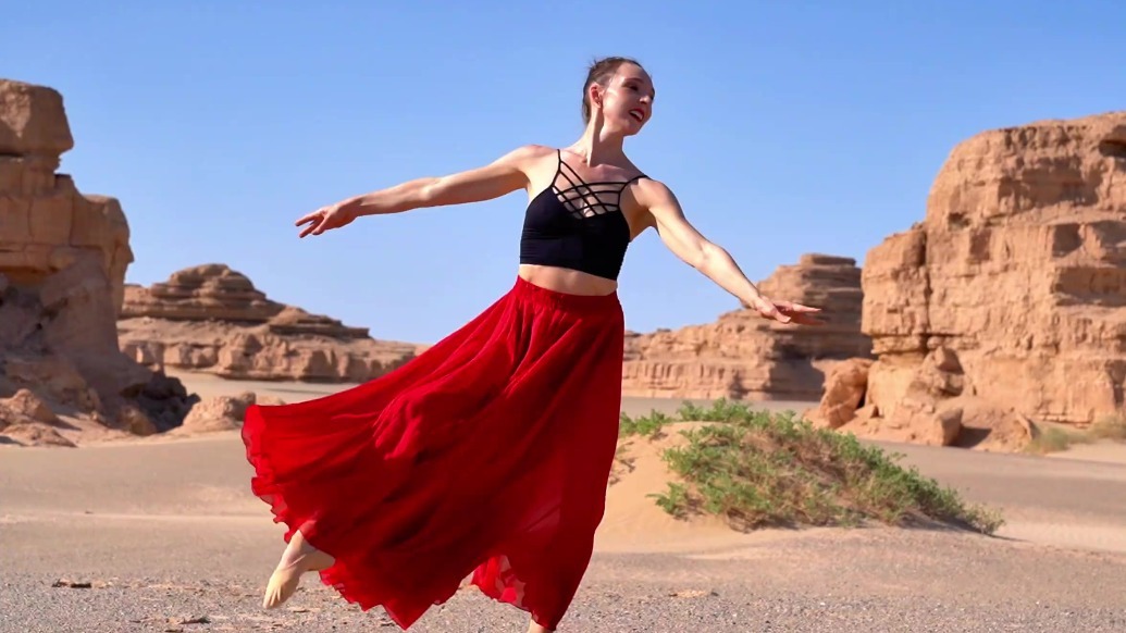 大漠为幕芭蕾为魂　美国舞者敦煌演绎东西方浪漫