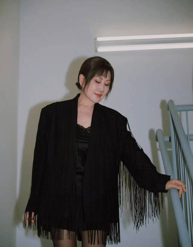 张凯丽低头垂眸。