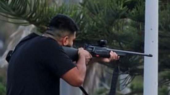 超长视频：澳枪击案凶手作案以及被击毙瞬间曝光，民众上前踢凶手