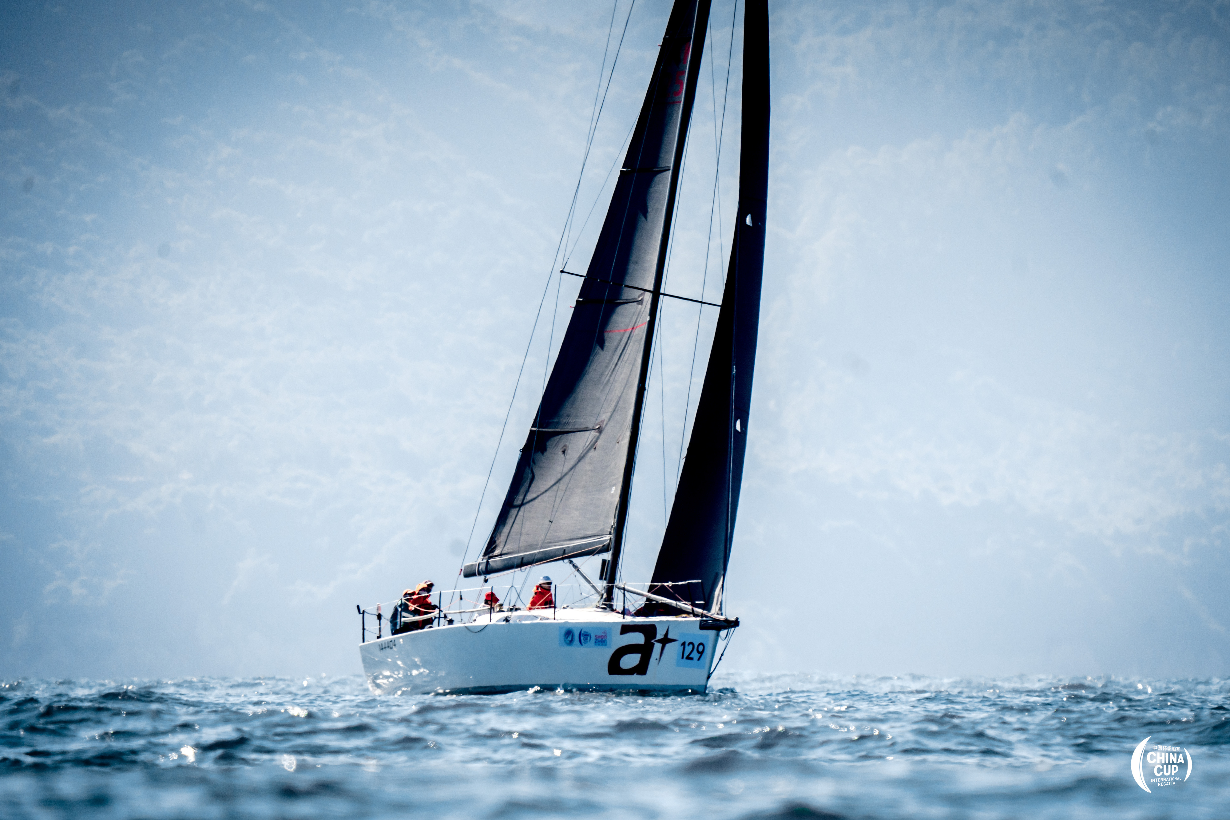 中国杯帆船赛第三竞赛日：“小风”搅局，悬念留到最后一天