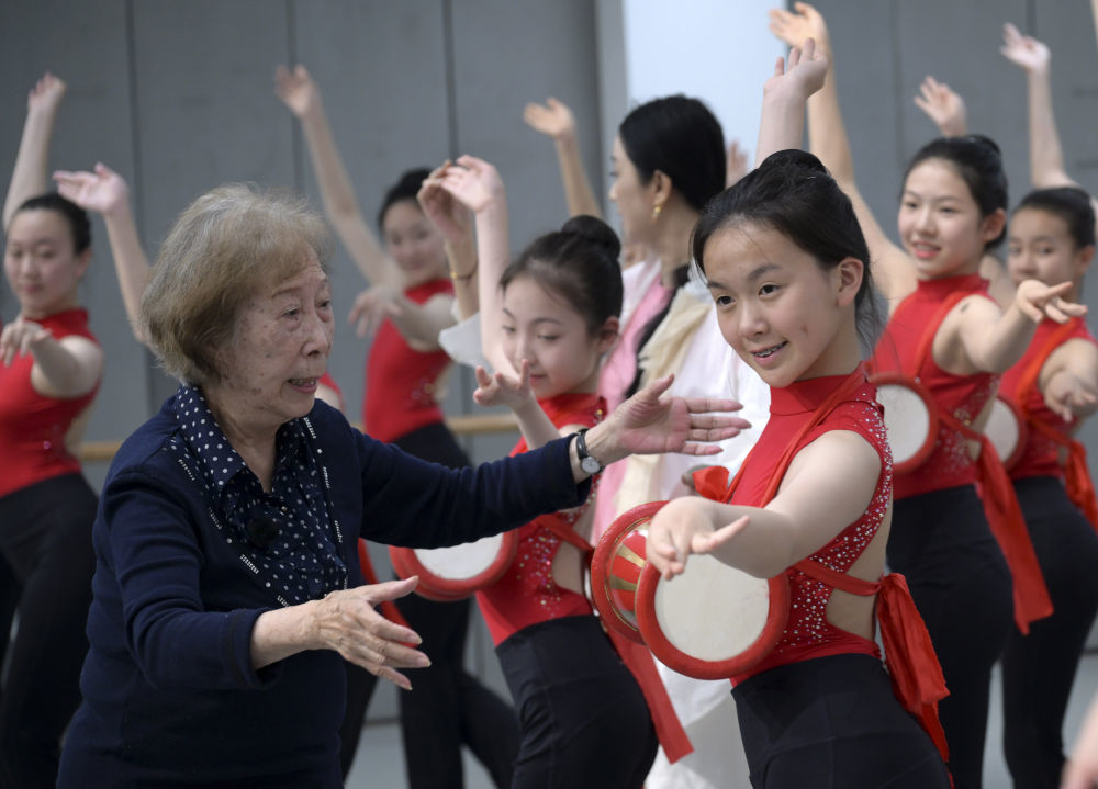 高金荣为学生指点敦煌舞动作要领　新华社发（裴鑫　摄）