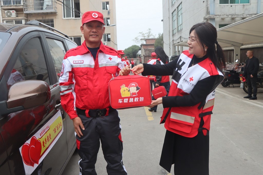 金溪倡导“人人学急救” 68名车主领取急救包为生命护航