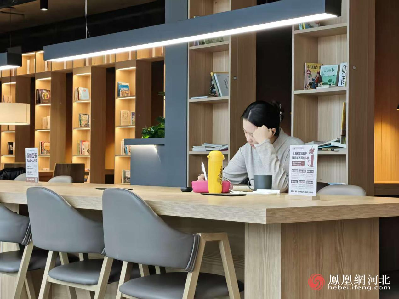 自习室内市民读书