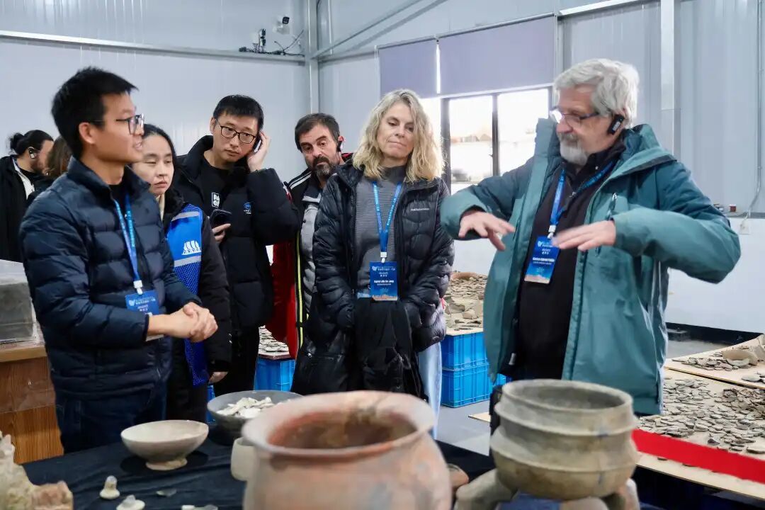 学者在井头山遗址参观出土文物